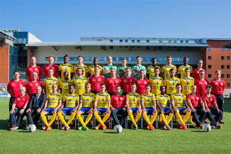 De clubkleuren zijn geel en blauw. STVV on Twitter: "Ploegfoto 2015-2016! #STVV #JPLeagueNL ...