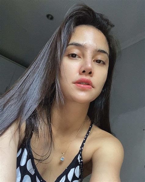 Bahkan akun instagram pribadinya dibanjiri oleh penggemarnya hingga memiliki ribuan lebih pengikut. 10 DJ Cantik Dan Seksi di Indonesia yg POPULER - Topikindo