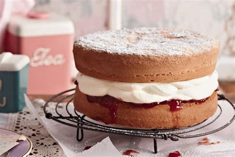 Sift flour and baking powder together 4 times 6. Trinidad Fruit Sponge Cake Recipe / This victoria sponge ...