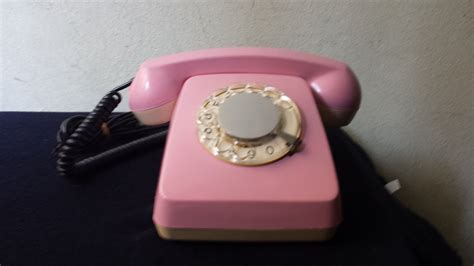 Telephone rose avec une jeune étudiante pour une fellation torride. Rose vintage téléphone rétro, téléphone à cadran rose ...