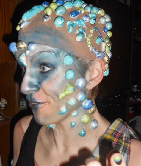 Sie fahren hinter einem landwirtschaftlichen fahrzeug. Frau Tschi-Tschi: Weiberfastnacht - Alien Kostüm