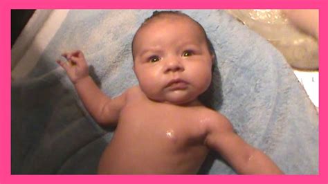 Velg blant mange lignende scener. BABY BATH TIME - Two Month Old Daughter Baby Video - YouTube