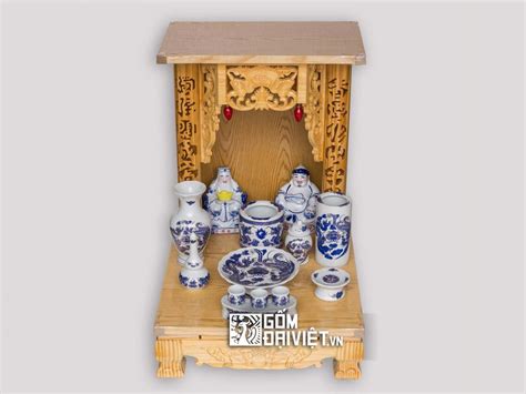 Có thể thắp thêm kẹo bánh hoặc hoa quả, thực hiện đều đặn vào mỗi sáng mai khi bạn mở cửa hàng và thắp nhang cho bài vị thần tài. Bí mật cách thờ cúng ông địa thần tài hàng ngày để buôn may bán đắt