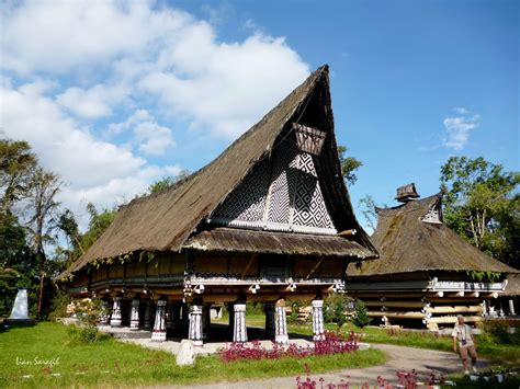 Atap menggambarkan status sosial pemilik rumah. Rumah Raja Purba Simalungun,Sumatera Utara-INDONESIA