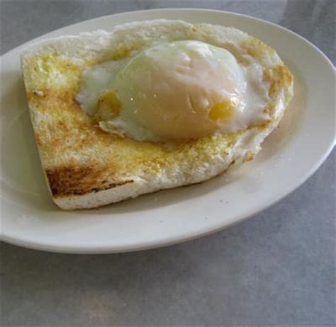 Roti tawar(roti yang dipakai untuk rotibakar bandung)•telur (kocok)•lada hitam bubuk•himalayan salt (bisa garam biasa)•kaldu jamur•mentega (jika kurang bisa ditambahkan). ©OM.GEE!: Telor Goyang Atas Roti ~ ngee