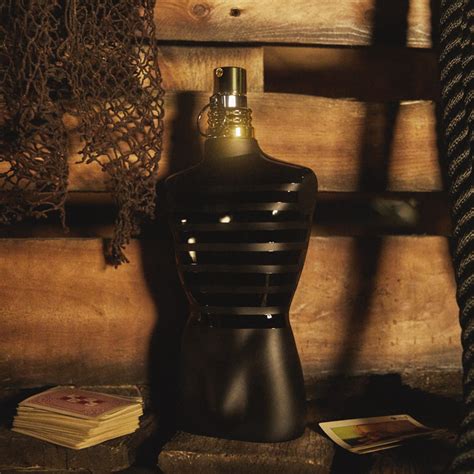 Las notas de salida son lavanda, menta, cardamomo, bergamota y abrótano; Le Male Le Parfum Jean Paul Gaultier EDP Intense | GiraOfertas