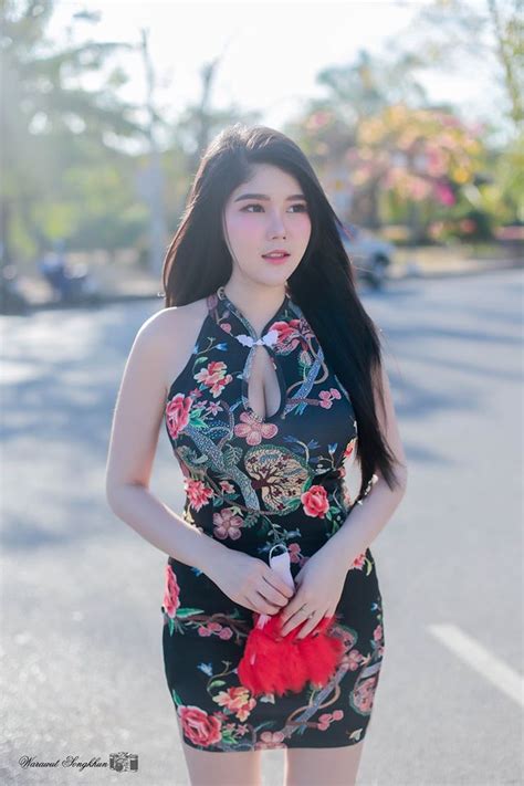 Mơ ước trở thành người mẫu nhưng cha mẹ bắt làm cô giáo: Kanyanat Puchaneeyakul happy new year