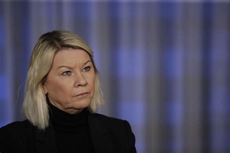 Vurderer å justisminister monica mæland vil vurdere å endre lovgivningen, slik at pst kan få mulighet til å etterforske påvirkningsoperasjoner. Monica Mæland ville aldri vært for den nye smitte-appen ...