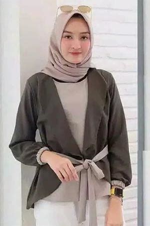 Kaos seragam kerja, baju seragam kerja wanita, harga baju seragam kerja, model kaos seragam kerja tentunya pada umumnya perempuan sangat menginginkan tampil elegan dan modis dengan berjilbab asalkan tidak keluar dari koridor berhijab. Seragam Kerja Wanita Berhijab : Setelan Baju Wanita Muslim ...