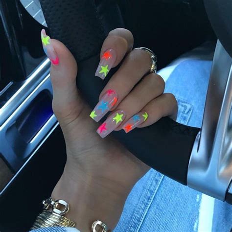 Kylie jenner's coffin shape nails covered with light blue coat. Kylie Jenner Nails sur Instagram «Coachella nails 🤪 by ...