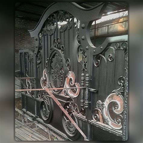 Jual pintu gerbang model kayu kota tangerang selatan mutiara. Gerbang Besi Tempa Klasik | Klasik, Gerbang besi, Gerbang
