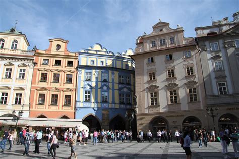 Praag is de hoofdstad van tsjechië en wordt ook wel de gouden stad genoemd en gezien als één van de mooiste steden van europa. Plein Oude stad in Praag - Tsjechië - reizen & reistips