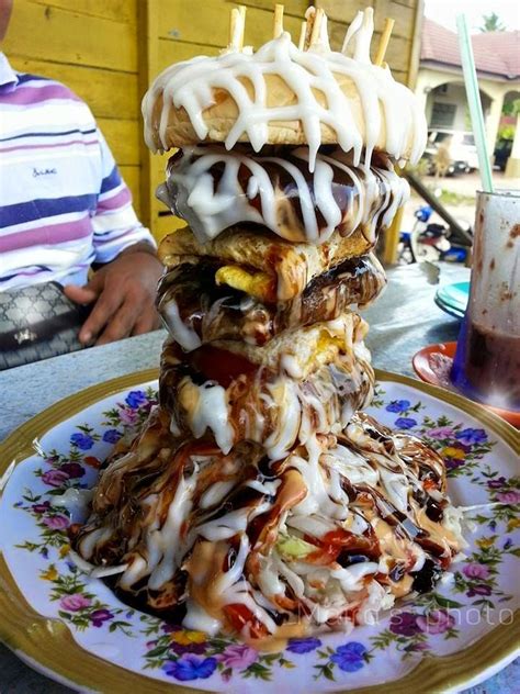 Ikan mas cobek, bakakak ayam goreng, pencok leunca, ulukutek leunca, hingga oseng balakutak jadi menu andalannya. Burger LELEH dan AIR GUNUNG BERAPI di Warung Kuning, Kota ...