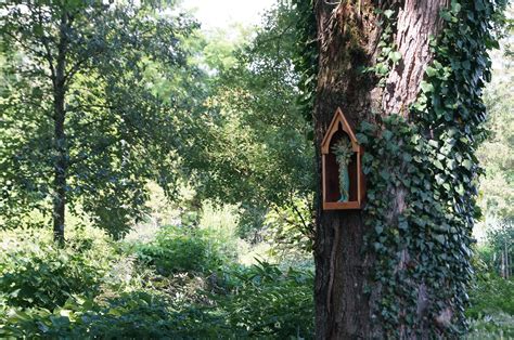 Für kunst im garten war das wetter fast.→. Kunst im Garten