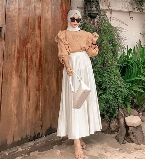 Di bawah ini akan disajikan beberapa inspirasi ootd rok plisket casual yang mana dapat dijadikan sebuah refrensi terbaik. OOTD Rok Plisket Putih yang Bikin Penampilan Makin Menawan