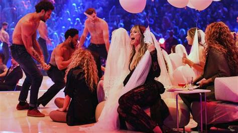 During the decision walk, the gntm models float onto the catwalk as angels and then perform with dancers from the show magic mike live. GNTM und Heidi Klum: Ein Blick hinter die Topmodel ...