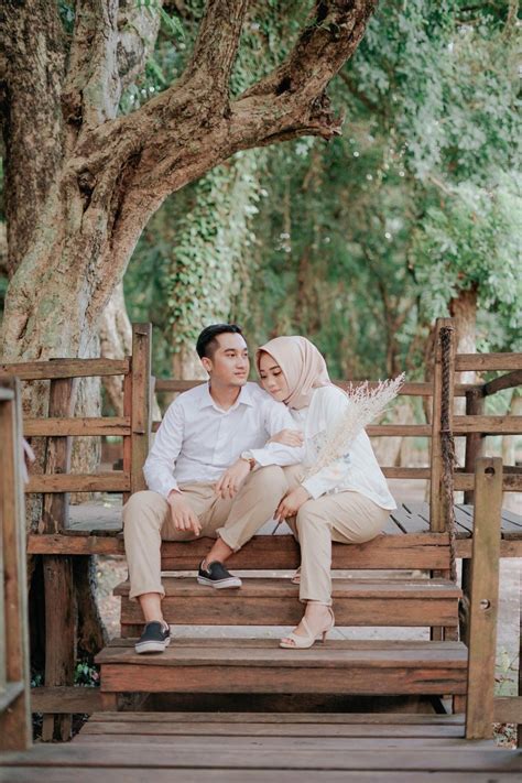 Atap gedung menjadi salah satu lokasi yang paling cocok jika anda ingin konsep foto prewedding yang modern. Gambar Prewedding Baju Casual - 25 Trend Terbaru Baju ...