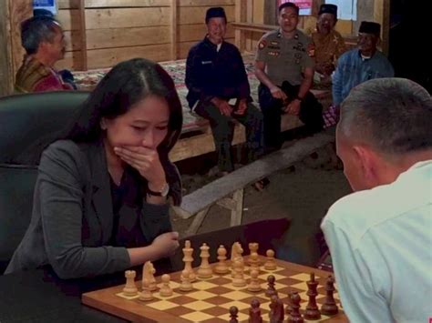 Pertandingan persahabatan catur yang berlangsung senin, 23 maret 2021 sore antara dewa kipas melawan grandmaster (gm) irene. Pertandingan Dewa Kipas dan GM Irene Selesai, Dukungan dan ...