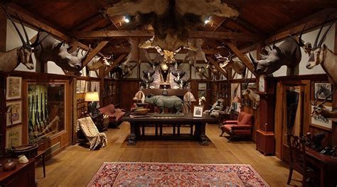 Decorate with cozy cabin throws, warm cabin rugs and rustic lighting and log furniture for indoors and out. Hunting Lodge Design Ideas | Smooth Decorator
