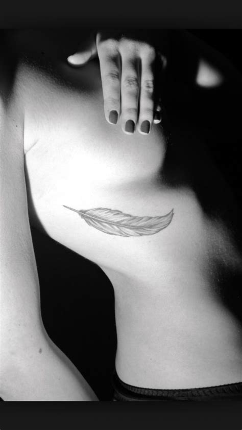 De veer staat in veel gevallen symbool voor vrijheid, of in ieder geval de behoefte aan vrijheid. Feather 6 | Tatuering, Fjäder
