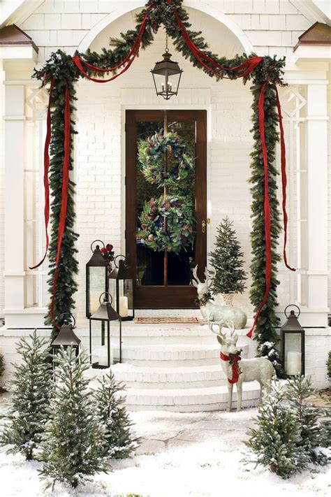 Find christmas lawn decorations that create a joyful ambiance this season. Christmas Decorating Inspiration for outdoor doors and ...