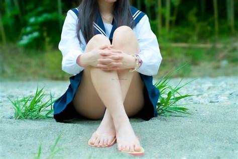 A sub dedicated to women with their legs crossed. 배경 화면 : 선원 복, 강, 흑발, 다리를 건너다., 일본인 여성, 아시아 사람, 야외 여성, 여자들 ...