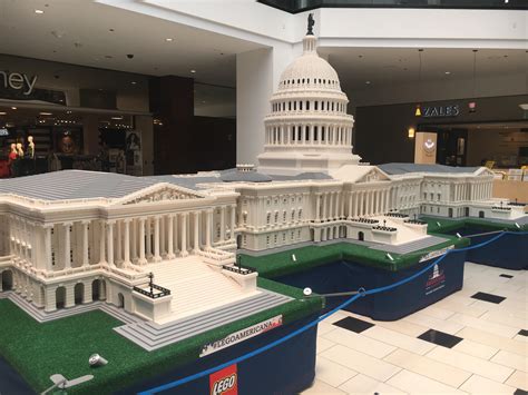 United States Capital building made of Legos : mildlyinteresting
