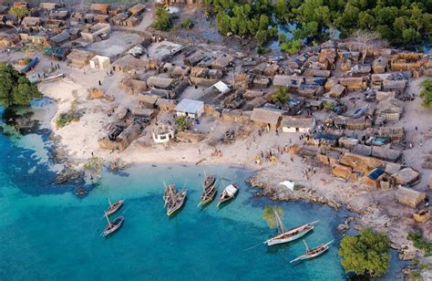 Di pulau padar terdapat perbukitan yang dikelilingi laut biru yang cantik. Desa Tercantik di Dunia - Fotografi perkampungan yang indah