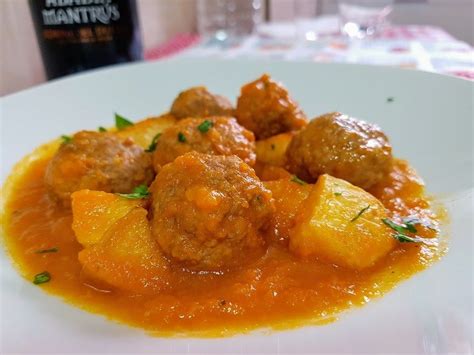 Las albóndigas de carne molida son una manera ideal para lograr que los pequeños coman carne. Os traemos las albóndigas caseras de la abuela Juanita ...