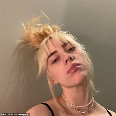 Billie eilish blonde grammys selena gomez ditches shows wig uj flipboard imgur skirt 1080 sanchez trademark transformations surprising celeb cynthia. Billie Eilish shows off her blonde hair again - Health ...