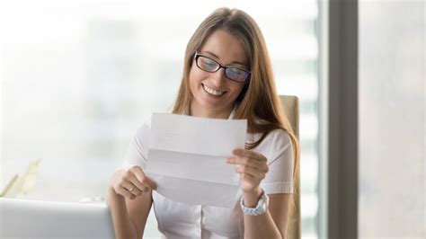 Es un documento usado como un soporte en el que hace constar el tiempo por el que ha estado inscrito un empleado en una empresa, el tipo de labor que desempeñaba en ella, tipo de contratación y el salario devengado. Carta de Recomendación Laboral | Cómo escribirla