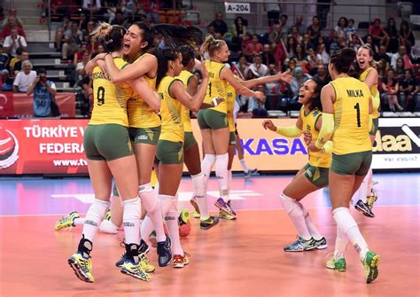 Atleta profissional de vôlei, catarinense, com passagens pela seleção brasileira e atualmente jogadora do vbc èpiù casalmaggiore Brasil bate a República Dominicana e disputa o título do ...