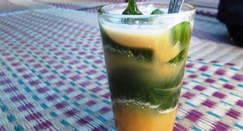 Es cincau adalah minuman yang terbuat dari bahan alami, yang memiliki tekstur kenyal serta lembut. Manfaat Minum Es Cincau Bagi Tubuh - Portal Berita Singgalang