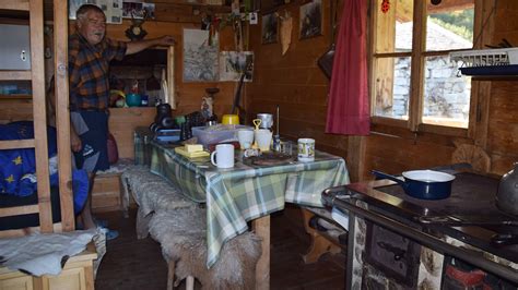 Auf vielen stufen und in kleinen serpentinen geht es schlussendlich zur zeischalm. Wanderung zur Zeischalm von Innervals, Valsertal