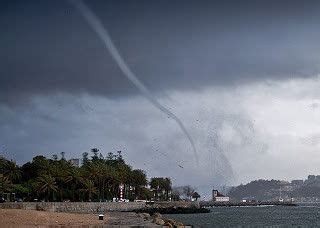 View trombe wall research papers on academia.edu for free. Portugal : Porto, une spectaculaire trombe d'eau touche la ...