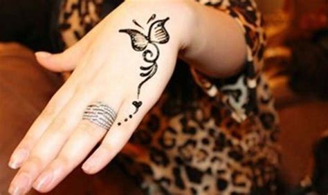 Bukan hanya ditangan saja, membuat henna juga bisa di. Gambar Henna Di Telapak Tangan Yang Simpel - gambar henna ...