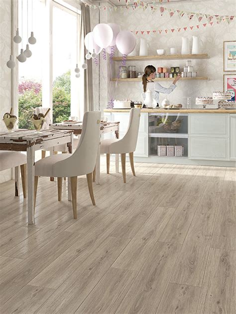 ¿se recomienda la utilización de laminado en la cocina? Suelos laminados para cocinas y baños ¡sin correr riesgos!