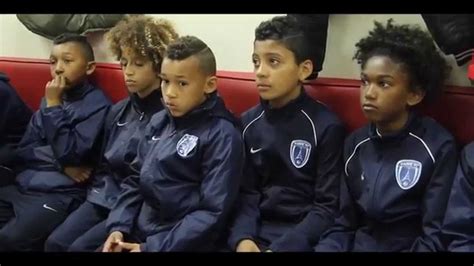 Alain tasma construit un vrai film d'aventure en quatre épisodes, de l'enfance du philosophe jusqu'à ses jeunes. Rencontre entre les jeunes du Paris FC et Liverpool par ...