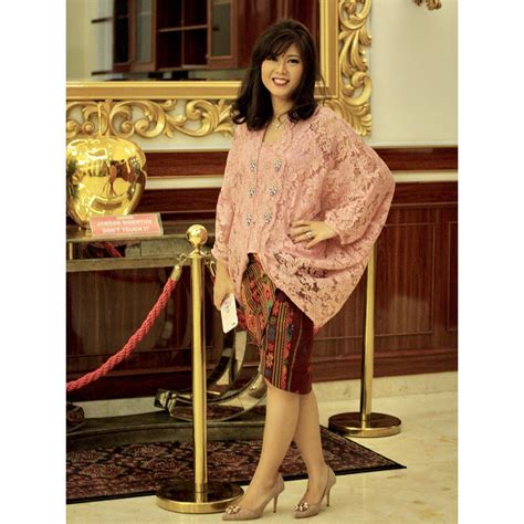 Model kebaya brokat modern yang cocok digunakan perempuan bertubuh mungil. Pin di Kebaya Modern