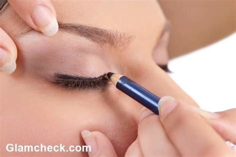 How to apply eyeliner with a q tip. Q-tip Eye Makeup Hacks