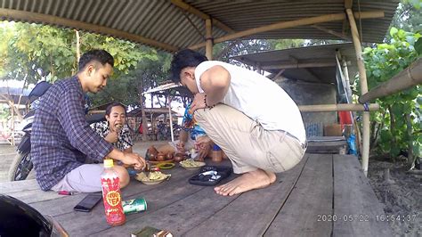 Selain keindahan pasir putih dengan latar belakang topografi pergunungan, terdapat bangunan pura pura di pantai ngobaran bernama pura segara wukir. Mumpung balik Kampung"MOCI SAMBIL MAKAN MENDOAN Di Pantai ...