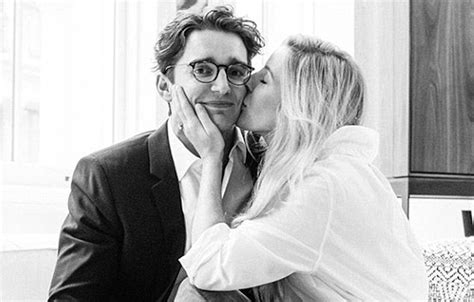 When ellie goulding announced her engagement to caspar jopling back in summer 2018, the entire internet was immediately like, who are you, caspar? Ellie Goulding Marries Art Dealer Caspar Jopling