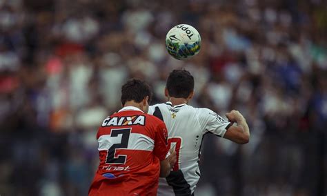 O vasco recebe o crb, em são januário, no rio, e o. Vasco 1 x 2 CRB em São Januário - Jornal O Globo