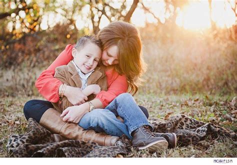 Make sure your family photos are beautiful with ideas on what to wear in your family pictures. family photography inspiration | Mother son photography ...