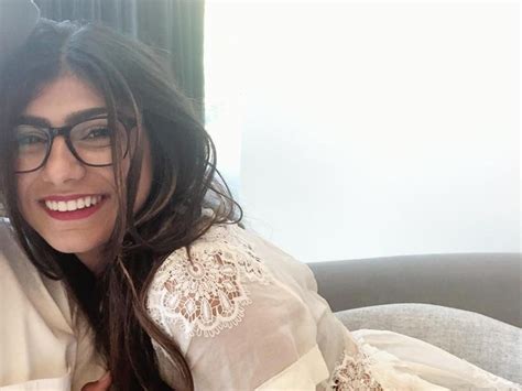 Her career choice was met with controversy in the middle east. Kacamata Mia Khalifa saat Bintangi Film Porno Ditawar Rp 1 ...