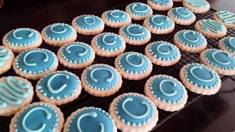 This icing is made by mixing together egg whites or meringue powder (dried egg whites) with i have heard people say that glace icing is like a royal icing recipe without eggs…lol. Have you ever wanted to decorate cookies but didn't have any confectioners su… | Royal icing ...