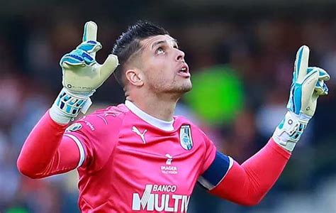 Tiago volpi of figueirense in action during the match between vitoria and figueirense as part of brasileirao series a 2014 at estadio manoel barradas. Tiago Volpi se va de Gallos Blancos y llega al Sao Paulo