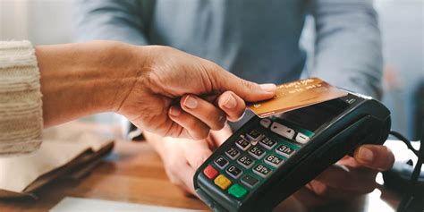 Kad debit menawarkan kemudahan kredit tetapi berfungsi dengan cara yang berbeza. 4 Sebab Kad Kredit TIDAK Sesuai Digunakan Sebagai Sumber ...