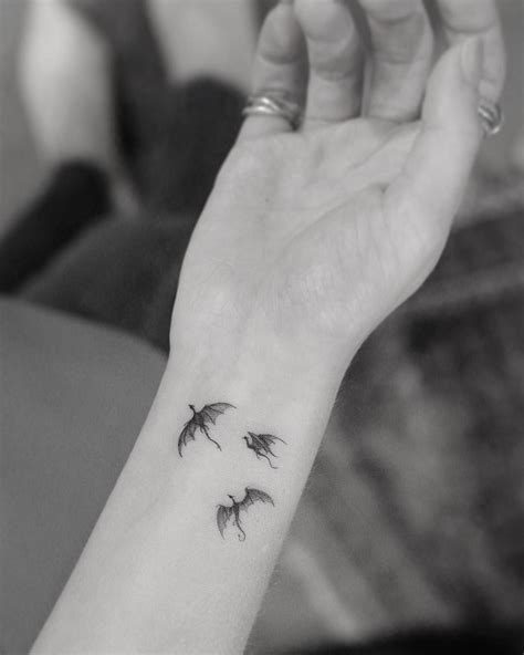 + body measurements & other facts. Exitoina | Emilia Clarke reveló su genial tatuaje en ...