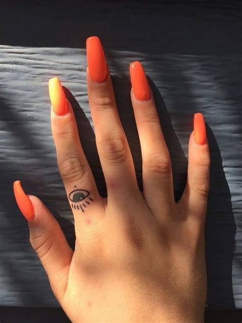 15 diseños de uñas para las chicas que aman la discreción.que la uña se levante del lecho ungueal parcial o completamente (avulsión de la uña). Cómo elegir el esmalte según tu tono de piel | Uñas para ...